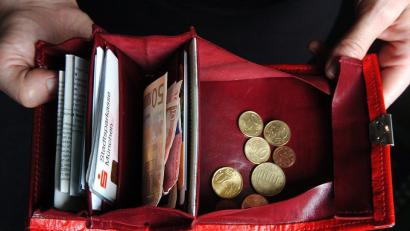 Bild: Bild: Andreas Gebert/dpa
Mehr Geld bleibt bei den meisten Bundesbürgern 2019 im Portemonnaie.