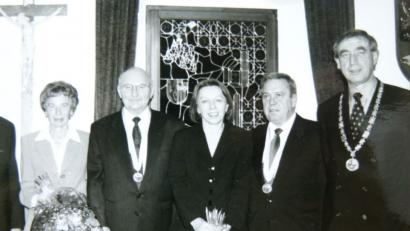 Bild: rn
Vor 20 Jahren ehrte die Stadt Eschenbach Martin Neukam (Zweiter von rechts) der Bürgermedaille.