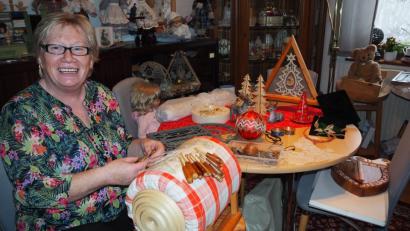 Bild: bl
Frieda Roith steht stellvertretend für die Klöpplerinnen, die dafür sorgen dass diese Forme der Handarbeit nicht in Vergessenheit gerät.