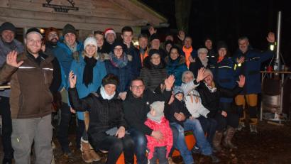 Bild: jr
Gute Laune herrschte am Freitagabend bei der Feuerwehr-Blockhütte im Großbüchlberger Forst. Mit dabei waren Feuerwehr-Ehrenvorsitzender Otto Weiß und Forstbetriebsleiter Gerhard Schneider (Mitte), jeweils mit ihren Frauen. Kommandant Franz Bauernfeind (links) und sein Team sorgten für das leibliche Wohl in der Winternacht. Jedes Jahr zwischen den Feiertagen zum Jahreswechsel ist die Blockhütte beliebtes Ziel auf das Jahr zurückzuschauen.
