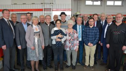 Bild: jr
Über 200 geladene Gäste waren am Freitagvormittag ins Feuerwehrgerätehaus nach Konnersreuth gekommen, um mit Bürgermeister Max Bindl gemeinsam den 60. Geburtstag zu feiern. Mit dabei waren (von links) 2. Bürgermeister Reinhard Wurm, Karl Haberkorn, Ernst Neumann, Andreas Malzer, Gattin Helga, Michael Hamann, Jubilar Max Bindl, Ehrenbürger Pfarrer Anton Vogl, Tochter Christina mit Enkel Henri, Sohn Andreas, Mutter Anna, Gisela Kastner, Toni Dutz, Klaus Meyer, Schwiegersohn Martin, Stefan Grillmeier, Landrat Wolfgang Lippert, Stefan Göcking und Pater Benedikt Leitmayr.