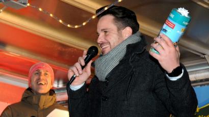 Bild: Stephan Huber
Andreas Diehl (vorne) und Fabian Wendl bringen bei der ersten Christbaumversteigerung so einiges unter den Hammer - alles für den guten Zweck.