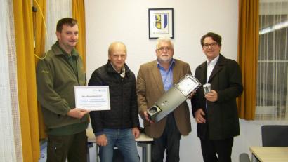 Bild: rrd
Über die abgeschlossene LED-Umstellung der Straßenbeleuchtung freuen sich (von links) Armin Linhart, Gerhard Schmerber, Bürgermeister Hans Durst und Markus Windisch vom Bayernwerk.