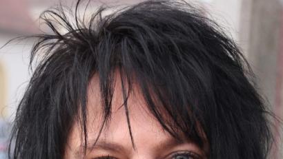 Bild: kro
Kathrin Schramm, Tirschenreuth: „Das ist ein alter Brauch. Ein Feuerwerk gehört zu Silvester einfach dazu. Es sollte halt im Rahmen bleiben und nicht ausufern. Manchmal ist etwas weniger sogar mehr“, spricht sich die Plexiglasverarbeiterin für ein Feuerwerk aus. Sie persönlich habe nicht gekauft. Dennoch freue sie sich heute Abend auf ein schönes Feuerwerk. Sie und ihre Familie feiern im Sportheim des FC Tirschenreuth.