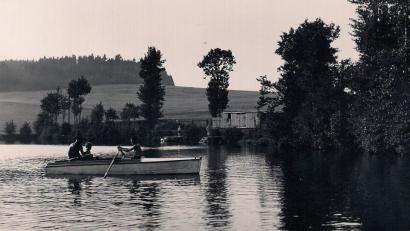 Repro: wro
Das alte Bild zeigt die öffentliche Badeanstalt „Kornthaner Weiher“ mit den Kabinen. Vorne ist das 1935 angeschaffte Ruderboot zu sehen.