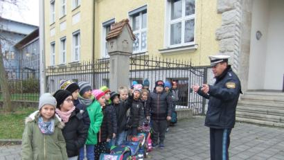 Bild: exb
Aufmerksam lauschen die Kinder, was ihnen Hauptkommissar Harald Heselmann mit auf den Weg gibt.