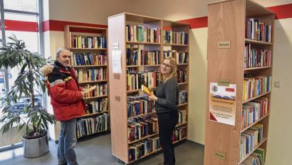 Bild: oy
Karina Weiß und Martin Franitza von der Interessengemeinschaft Freunde Rosenbergs sehen im öffentlichen Bücherschrank eine echte Erfolgsgeschichte.