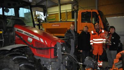 Bild: ak
v.l. Ely Eibisch, Hermann Schraml, Armin Wöhrl, Markus Lehner
in der Fahrzeughalle