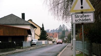 Bild: gf
Mit geschätzten 200.000 Euro soll die Oberdecke der Häringloher Straße in Poppenricht erneuert werden.