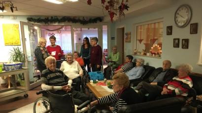 Bild: myd
Im Seniorenheim St. Sebastian in Grafenwöhr wurden die Senioren mit kleinen Geschenken bedacht. Dazu überreichte AsF-Vorsitzende Conny Spitaler (stehend Zweite von links) eine Spende für das Haus an Heimleiterin Brigitte Adam (stehend links),