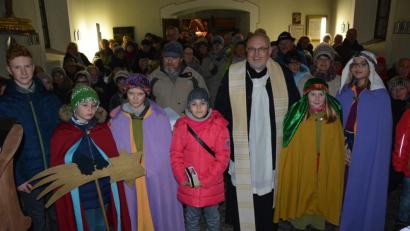 Bild: jr
So viele Besucher (Hintergrund) wie noch nie nahmen an der Wanderung zur Andacht in der Gommelbergkapelle auf dem Hausberg der Pleußener teil. Stadtpfarrer Anton Witt und die Sternsinger begrüßten die Wanderer.