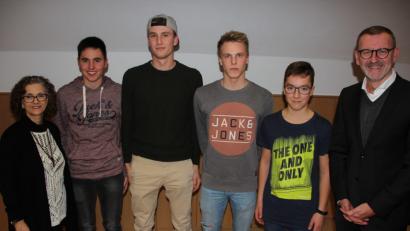 Bild: kro
Sie führen künftig die Geschicke der Katholischen Landjubend Kondrau: Vorsitzender Jonas Wilholm, sein Stellvertreter Lukas Schnurrer, Kassier Christopher Lenz und Schriftführer Maurice Schmidkonz (Zweiter bis Fünfter von links) mit Gemeindereferentin Gertrud Hankl (links) und Stadtpfarrer Thomas Vogl (rechts).