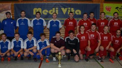 Bild: dob
Die Fußballer der SpVgg Vohenstrauß (rote Trikots) gewannen den Grenzlandcup 2018. Der Gastgeber des SV Altenstadt/Voh. (blaue Trikots) schaffte zum fünften Mal in Folge den Sprung ins Finale.