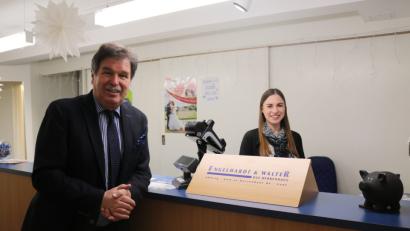 Bild: anv
Richard Engelhardt geht nach 54 Jahren in seinen verdienten Ruhestand. Enkeltochter Pia Aures (20), die seit vier Monaten zum Team gehört, wird ihn sicherlich auf dem Laufenden halten.