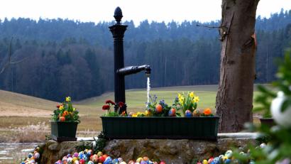 Bild: Tatjana Sichelstiel
In Sinnleithen stand im Jahr 2018 einer der vielen sehenswerten und liebevoll dekorierten Osterbrunnen der Region.