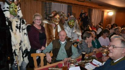 Bild: hcz
Kordula Hoffmann nehmen die Perchten mit. Stadträte und Bürgermeister belästigen sie zwar. Doch sie dürfen bleiben.