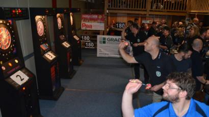 Bild: ga
Bei der Dart Night in Altfalter waren alle Darter konzentriert bei der Sache. 96 Teilnehmer ermittelten an fünf Scheiben in einer über achtstündigen Spielzeit ihre Besten.