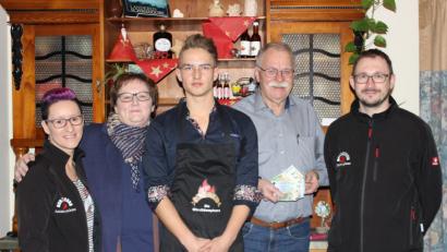 Bild: pko
Richard Winderl (Zweiter von rechts) und Marktladen-Geschäftsführerin Claudia Bauer (Zweiter von links) mit den weiteren Unterstützern der Sternstunden-Aktion.
