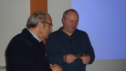 Bild: eib
Siegfried Hammerer überreicht Dr. Jürgen Herold (rechts) zum Dank einen Gutschein für einen Besuch bei einem der Freilichtspiele am Eulenberg.