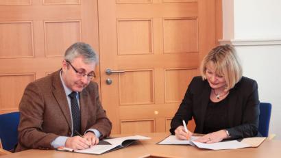 Bild: Wiesel/OTH Amberg-Weiden
Jürgen Hollatz, Regionalleiter bei Siemens für Professional Education in Süddeutschland, und OTH-Chefin Professor Andrea Klug unterzeichnen die Kooperationsvereinbarung.