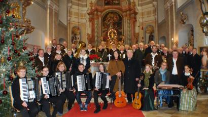 Bild: enz
Die Mitwirkenden des Weihnachtskonzertes: 1. Akkordeonorchester Waldsassen (links), Das Neualbenreuther Zwio Monika Kunz und Franz Danhauser (Mitte), die Neualbenreuther Saitn-Musik (rechts sowie der Männergesangsverein und die Blaskapelle Ernestgrün im Hintergrund mit Bürgermeister Klaus Meyer (ganz links hinten)