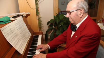 Bild: Hirsch
Organist Franz Sichler beendet nach zehn Jahren sein Engagement im Marienheim.