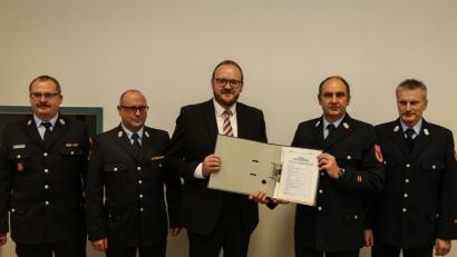 Bild: Roland Wellenhöfer
In zwei Modulen zum Truppführer: Das erste Exemplar der neuen Ausbildungsrichtlinie erhält Landrat Andreas Meier (Mitte) von Kreisbrandmeister Andreas Götz (Zweiter von rechts). Künftig wird es eine einheitliche Feuerwehrgrundausbildung von Eslarn bis Vorbach geben.