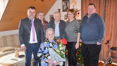 Bild: fz
Stadtpfarrer Hubert Bartel (rechts) und Bürgermeister Karlheinz Budnik (links) gratulieren Theresia Schedl zum 90. Geburtstag. Die Jubilarin ist geistig noch voll auf der Höhe.