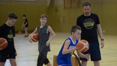 Bild: ref
Trainer Michael Holtschulte (rechts) bringt den Kids Basketball bei.