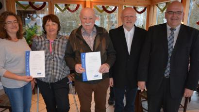 Bild: jr
Treue Mitglieder zeichnet der VdK Neualbenreuth aus. Im Bild (von links): Vorsitzende Andrea Gutwein, Angelika Schreglmann, Hans-Leopold Thümmel, VdK-Kreisgeschäftsführer Harald Gresik und Bürgermeister Klaus Meyer.