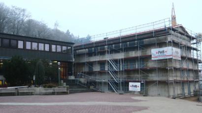 Bild: Hirsch
Der Erweiterungsbau der Realschule Burglengenfeld (rechts) soll in einem Jahr fertig sein. Dann erfolfgen der Abriss und der Neubau der Pausenhalle (links).