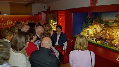 Bild: fiw
Riesenandrang zum Jahresfinale der Stadtteilspaziergänge von LEBENplus: Die einzigartige Krippenausstellung im MQ samt Führung lockte 70 Senioren ins Museum.