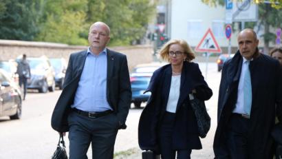 Bild: Bettina Dostal
Der Regensburger Ex-Oberbürgermeister Joachim Wolbergs mit seinen Anwälten Jutta Niggemeyer-Müller und Peter Witting (von links) auf dem Weg ins Landgericht Regensburg.