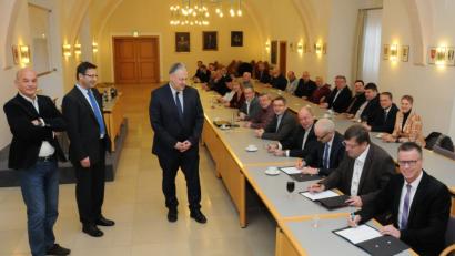 Bild: Hollederer, Christine
Unter Aufsicht von Hans Siegert, Abteilungsleiter Dr. Norbert Vogl und Landrat Richard
Reisinger (von links) ebneten die Bürgermeister und Vertreter von Schul- und Zweckverbänden
mit ihrer Unterschrift den Weg frei für einen gemeinsamen Datenschutzbeauftragten.