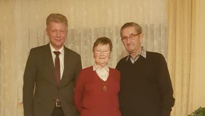 Bild: exb
Das Jubelpaar Hannelore und Albert Schöberl mit Bürgermeister Lothar Müller.