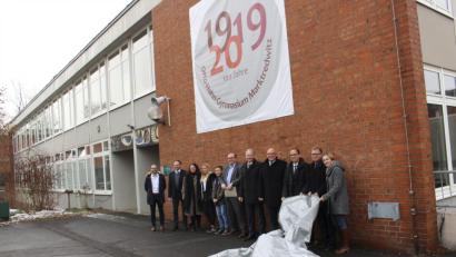 Bild: fphs
Vertreter der Schule und der Politik enthüllten am Eingang des Marktredwitzer Gymnasiums das Banner, das auf 100 Jahre OHG hinweist.