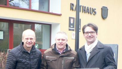 Bild: lep
Gerhard Schmerber (links) vom regionalen Betriebsmanagement und Kommunalbetreuer Markus Windisch vom Bayernwerk (rechts) besprechen die Umstellung der Beleuchtung mit Bürgermeister Jürgen Kürzinger (Mitte).