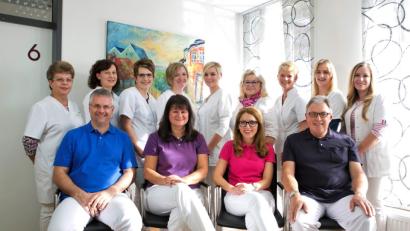 Bild: do
Dr. Georg Bayerl (sitzend rechts) übergibt zum 1. Januar 2019 seine Kassenarzt-Praxis an die Fachärztin für Allgemeinmedizin Meri Jovanoska-Betzl (vorne, Zweite von rechts). In Zusammenarbeit mit den Allgemeinmedizinern Dr. Frank Schröder (vorne links) und Dr. Hannelore Lippiotta (Zweite von links) werden die Patienten wie bisher in einer Gemeinschaftspraxis betreut.