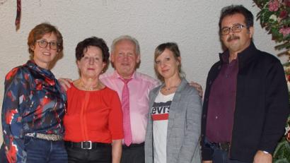 Bild: mmj
Margareta und Hans Brunner mit den Töchtern Roswitha (links) und Simone. Zum 50. Hochzeitstag gratuliert auch Bürgermeister Manfred Dirscherl.