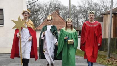 Bild: Petra Hartl
Sie haben diesmal einen weiten Weg als Sternsinger vor sich: Moritz Riedl und Lisa Brunner aus Rothenstadt sowie Leonie Winterl und Max Herrmann aus Etzenricht (von links) reisen zur Bundeskanzlerin nach Berlin.