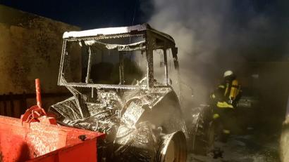 Bild: ast
Dieser Traktor hat es in sich. Am Sonntag fängt er in einer Hofeinfahrt gleich zwei Mal Feuer.