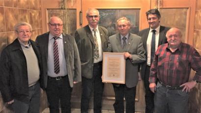 Bild: rgr
Der Fischereiverein ernennt Hans Biersack (Dritter von rechts) zum Ehrenmitglied.