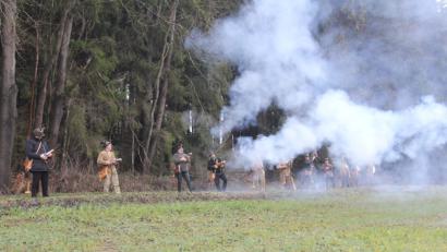 Bild: frd
Nach dem Zwölf-Uhr-Läuten begrüßten die Pirkhofer Böllerschützen das Jahr mit einer langsamen Reihe, einer schnellen Reihe und einem Salut.