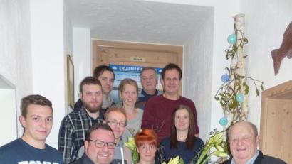 Bild: jr
Langjährige Mitarbeiter ehrte jetzt die Schreinerei Weiß. Unser Bild zeigt vorne (von links) Juniorchef Maxi Weiß, Helmut Weiß, Andreas und Franziska Kamm sowie Seniorchef Otto Weiß, (hinten von links) Andreas Hegen, Thomas und Claudia Döllinger, Czeslaw Saluda, sowie Simon und Monika Strohmaier.