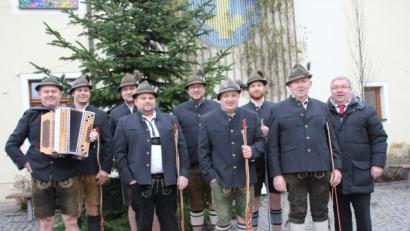 Bild: ads
Die Neuersdorfer Goaßlschnalzer um Hans Schorner senior (Zweiter von rechts) mit Bürgermeister Sepp Reindl (rechts) im Rathausinnenhof. Dort begrüßten sie auch heuer das neue Jahr mit Peitschenknallen und Quetschnmusik.
