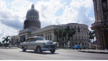 Bild: jut
Ein weißer Chevrolet rollt über eine Straße von Havanna. Im Hintergrund steht das berühmte Capitolio, das zwei Meter höher ist wie das Vorbild in Washington.
