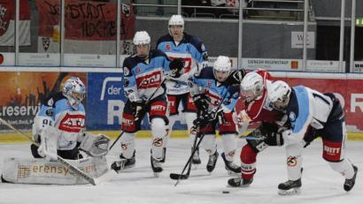 Bild: gb
Am zweiten Weihnachtsfeiertag (Szene) gewannen die Blue Devils beim EV Regensburg mit 3:2 nach Verlängerung. Am Mittwoch um 20 Uhr steigt in der Weidener Hans-Schröpf-Arena das nächste Oberpfalzderby.