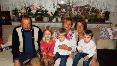 Bild: e
Gabriele Graupner (hinten Mitte) mit Ehemann Joachim Graupner (links), stellvertretender Bürgermeisterin Birgit Singer-Grimm (hinten rechts) sowie den Enkeln Amelie, Ludwig und Maximilian. Auch Schäferhund Nesco von Himmelthal darf auf dem Geburtstagsbild nicht fehlen.