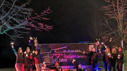 Bild: exb
Die Festdamen der Feuerwehr beginnen das Jubiläumsjahr mit einer würdigen Party am Beckenweiher - Feuerwerk inklusive.