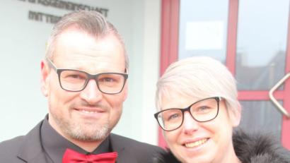 Bild: kro
Stephanie und Stefan Indra nach dem Verlassen des Standesamts.